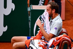 开云棋牌完整攻略 德约科维奇在雄鹿比赛中重返赛场，领先优势明显引发热议！